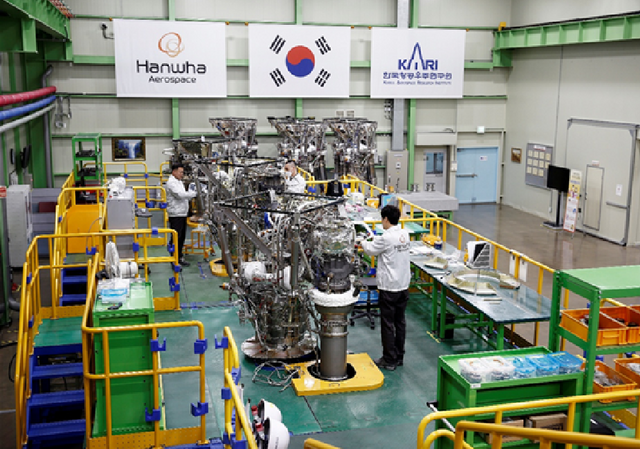 한화에어로스페이스 창원1사업장에서 임직원들이 누리호 엔진을 정비하고 있다./한화에어로스페이스