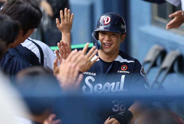 김재환이 더그아웃에서 동료들과 하이파이브하고 있다. /두산 베어스 제공