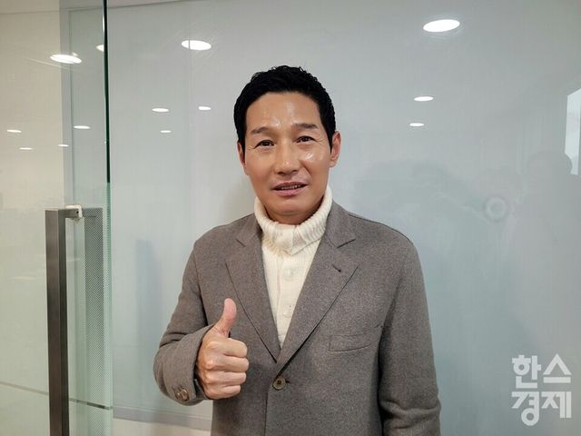 염경엽 LG 감독이 25일 서울 종로구 수송동 한국스포츠경제 사옥을 방문해 인터뷰를 한 뒤 포즈를 취하고 있다. /신희재 기자