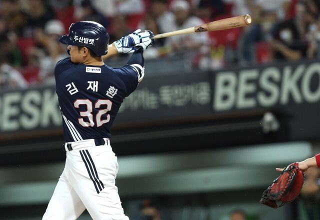김재환이 광주 원정에서 스윙하고 있다. /두산 베어스 제공