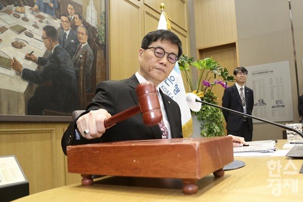 한국은행 금융통화위원회는 27일 오전에 열린 올해 마지막 통화정책방향회의에서 기준금리를 현재의 연 2.50%를 유지하기로 했다. /한스경제