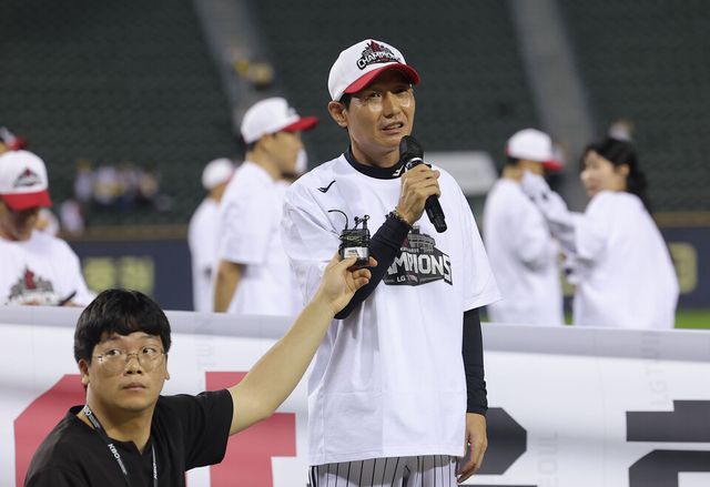 염경엽 감독이 1일 서울 잠실구장에서 정규시즌 우승을 확정한 뒤 소감을 말하고 있다. /연합뉴스