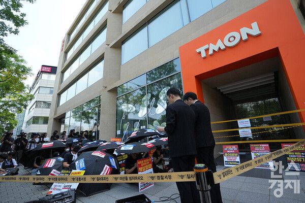 티몬과 위메프에서 판매 대금을 정산받지 못한 판매자들과 소비자들이 8월 13일 서울 압구정 티몬 사무실 앞에서 사태 해결을 촉구하는 '검은 우산 집회'를 열고 있다. / 한스경제DB