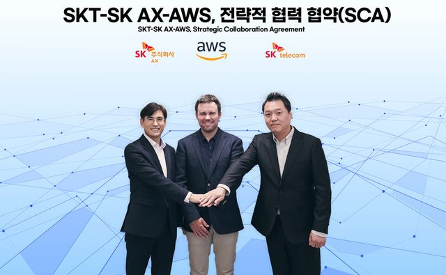 (왼쪽부터) 신장수&nbsp;SK AX Cloud&nbsp;부문장,&nbsp;크리스 케이시(Chris Casey) AWS&nbsp;아시아태평양 및 일본(APJ)&nbsp;파트너쉽 총괄,&nbsp;허민회&nbsp;SKT AI Cloud&nbsp;담당이 SCA&nbsp;체결 후 기념 촬영을 하고 있다./SKT