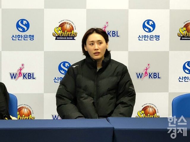 강이슬이 신한은행전을 마친 뒤 수훈선수로 인터뷰에 나서고 있다. /신희재 기자