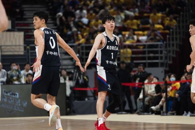 한국 남자농구 대표팀의 이현중(오른쪽). /FIBA 공식 홈페이지 캡처