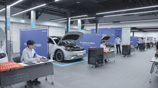 '2025 그랜드마스터 인증 평가'에 응시한 엔지니어들이 실기 평가를 치르고 있다./현대자동차