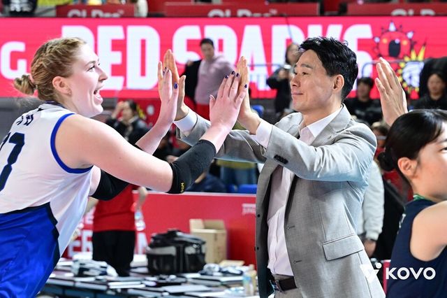 카리(왼쪽)와 강성형 감독이 하이파이브하고 있다. /KOVO 제공