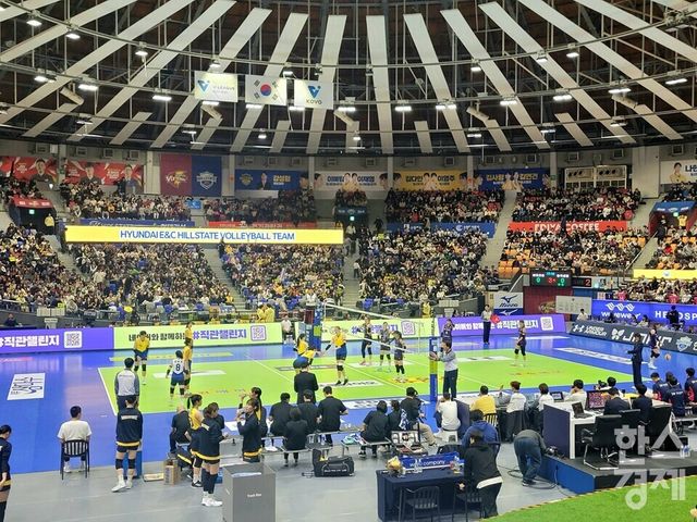 수원체육관이 만원 관중으로 가득 차 있다. /신희재 기자