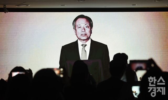 3일 오전 서울 중구 보코 서울명동 호텔서 열린 삼양 1963 미디어 쇼케이스에서 신제품 ‘삼양 1963’를 AI로 복원, 고 전중윤 명예회장이 격려를 하고 있다./ 이호형 기자 leemario@sporbiz.co.kr