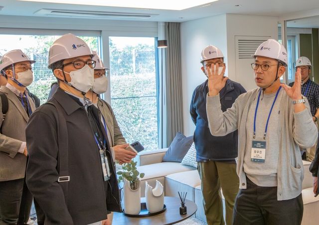 31일 OSC 세미나를 진행하고 PC목업 주택 세대 내부에서 GS건설 담당자가 기술에 대한 설명을 하고 있는 사진./GS건설