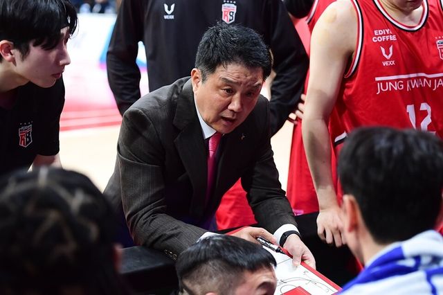 유도훈 감독이 작전 타임 중 지시 사항을 전달하고 있다. /KBL 제공