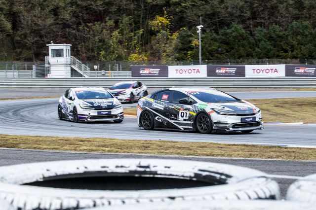 2025&nbsp;오네 슈퍼레이스 챔피언십 '토요타 프리우스&nbsp;PHEV&nbsp;클래스' 최종전에서 선두를 달리고 있는 강창원./브리지스톤 타이어 세일즈 코리아