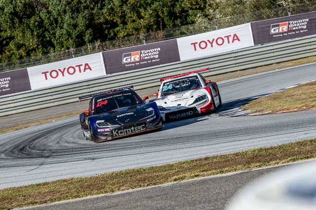 정의철(좌측)이 이창욱과 치열한 접전을 펼치고 있다./슈퍼레이스