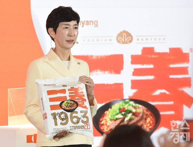 김정수 삼양식품 부회장이 3일 오전 서울 중구 보코 서울명동 호텔서 열린 삼양 1963 미디어 쇼케이스에서 신제품 ‘삼양 1963’에 사인 후 포즈를 취하고 있다./ 이호형 기자 leemario@sporbiz.co.kr