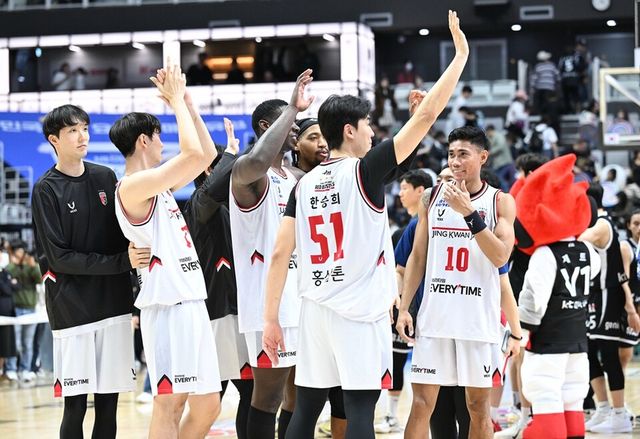 정관장 선수단이 승리 후 기뻐하고 있다. /KBL 제공