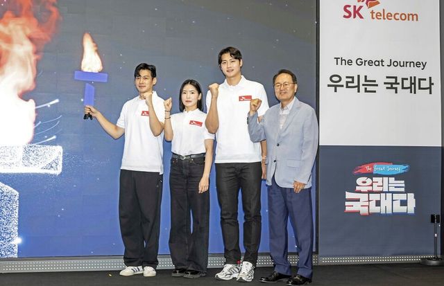 &nbsp;‘Team SK’ 메달리스트들이 SKT&nbsp;구성원들과 기념 사진을 찍고있다./SKT뉴스룸&nbsp;