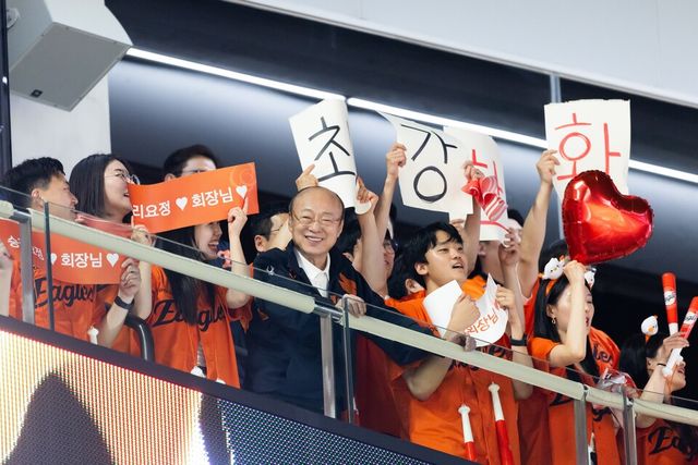 김승연 한화그룹 회장이 임직원들과 함께 한화이글스 경기를 응원하고 있다./한화