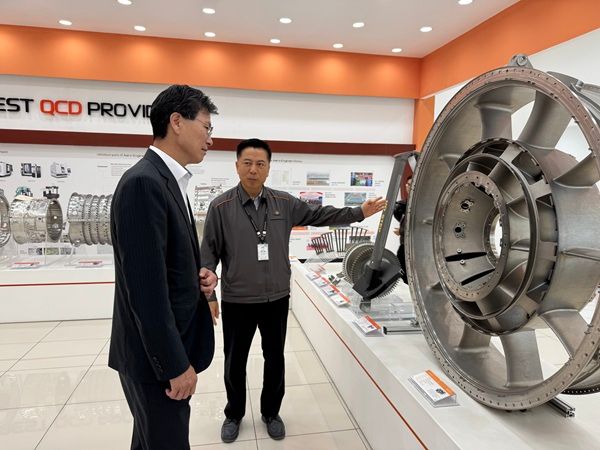 NH농협은행은 강태영 은행장이 베트남을 방문해 한화에어로엔진과 효성베트남 법인을 잇달아 찾아 현지 경영진과 글로벌 금융협력 및 산업 동향을 공유했다고 4일 밝혔다. /NH농협은행 제공&nbsp;