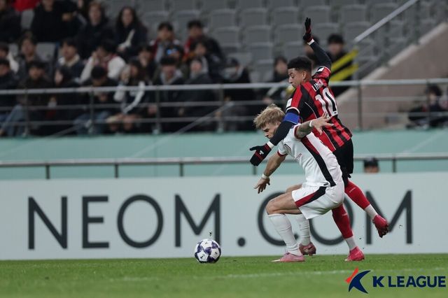 FC서울 린가드(10번)가 청두 룽청 티모와 볼 경합하고 있다. /한국프로축구연맹 제공