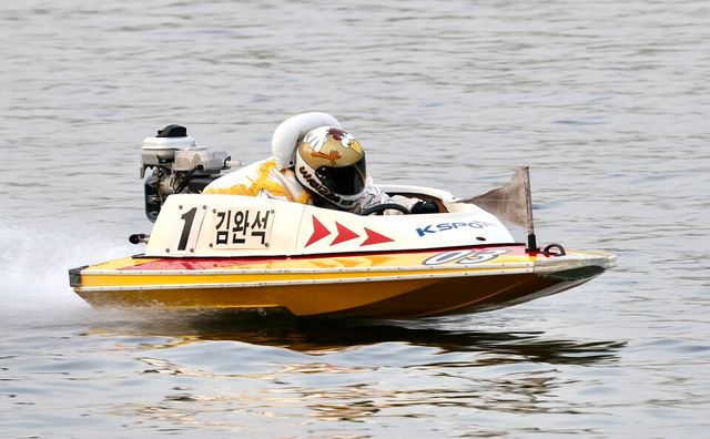 김완석이 가장 먼저 결승선을 향해 달려오고 있다. /경륜경정총괄본부 제공