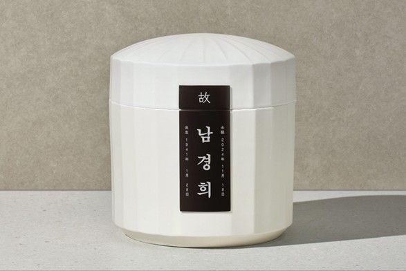 아너스톤과 광주요가 협업해 출시한 한정판 봉안함 'RYUN(련)'이 전통과 현대의 조화를 통한 차별화된 가치로 빠르게 추모 시장의 새로운 표준으로 자리잡고 있다./아너스톤