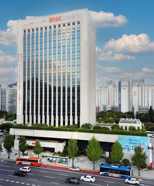  BNK경남은행이&nbsp;지방은행 최초로 1500억원 규모의 ‘커버드본드(이중상환청구권부 채권, 5년 만기)’를 발행했다고 4일 밝혔다. /BNK경남은행 제공&nbsp;