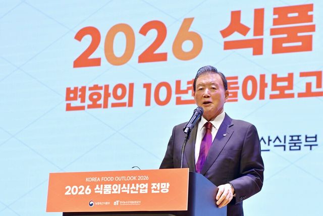 '2026 식품외식산업 전망’ 행사에서 개회사하는 홍문표 aT 사장. /사진=aT