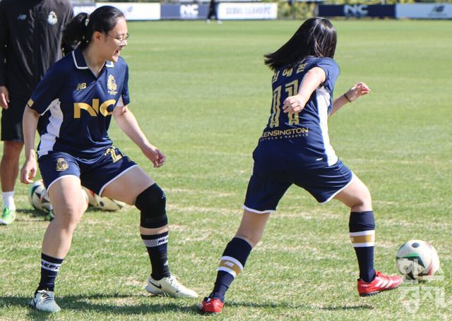 프로축구 K리그2(2부) 서울이랜드 김예현 매니저가 풋살을 즐기는 모습. /류정호 기자