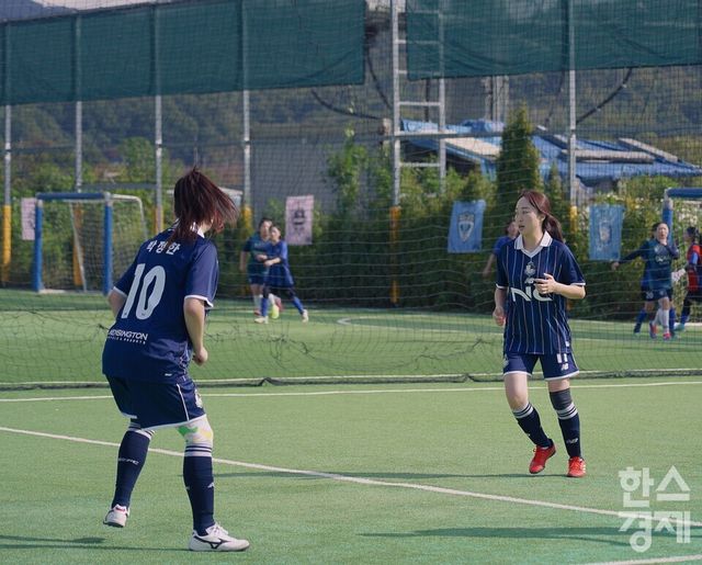 프로축구 K리그2(2부) 서울이랜드 김예현 매니저가 풋살을 즐기는 모습. /류정호 기자