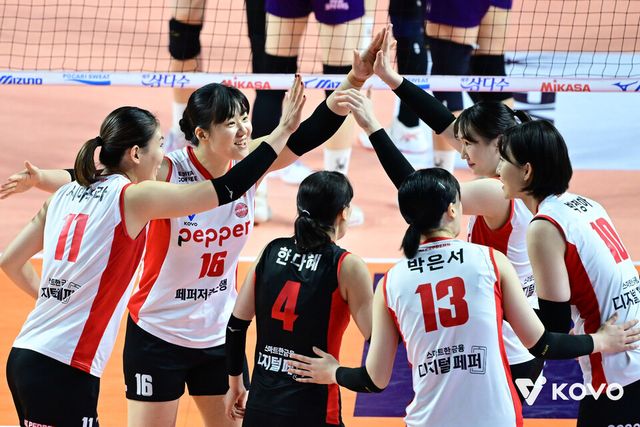 페퍼저축은행 선수들이 환호하고 있다. /한국배구연맹 제공
