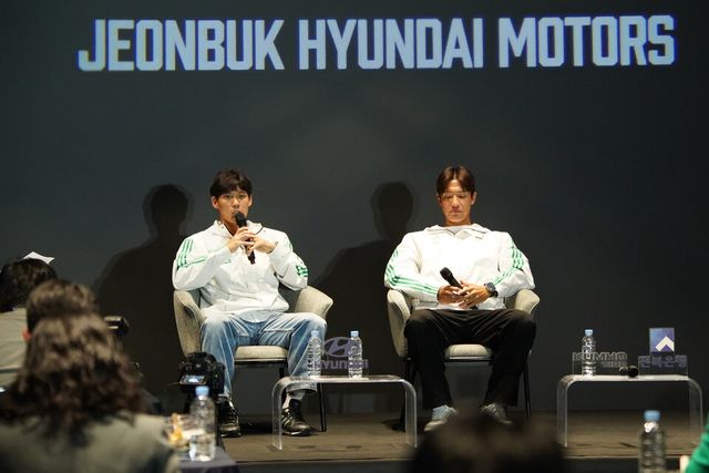 5일 전주월드컵경기장 내 팬 익스피리언스 센터에서 K리그1 우승 미디어데이에 참석한 최철순(왼쪽)과 홍정호. /전북 현대 제공