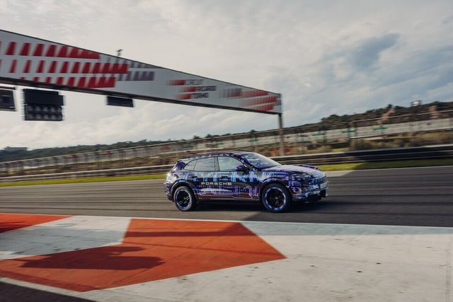 포르쉐 카이엔 일렉트릭 프로토타입의 주행모습./포르쉐AG