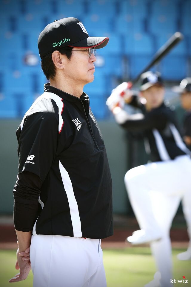 이강철 감독이 훈련을 지켜보고 있다. /KT 위즈 제공