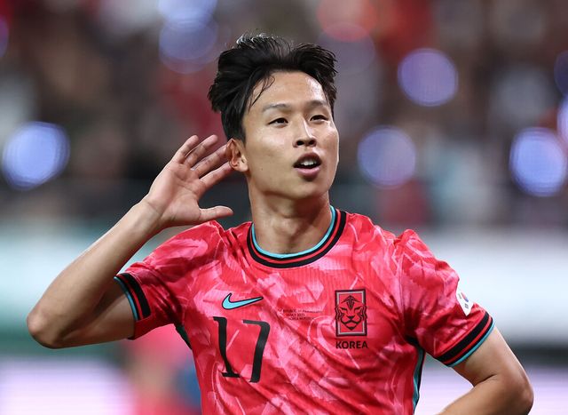 엄지성이 10월 파라과이전 골을 넣고 세리머니를 하고 있다. /연합뉴스