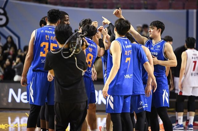 삼성 선수단이 5일 잠실체육관에서 정관장을 89-75로 제압한 뒤 둥글게 모여 기뻐하고 있다. /KBL 제공
