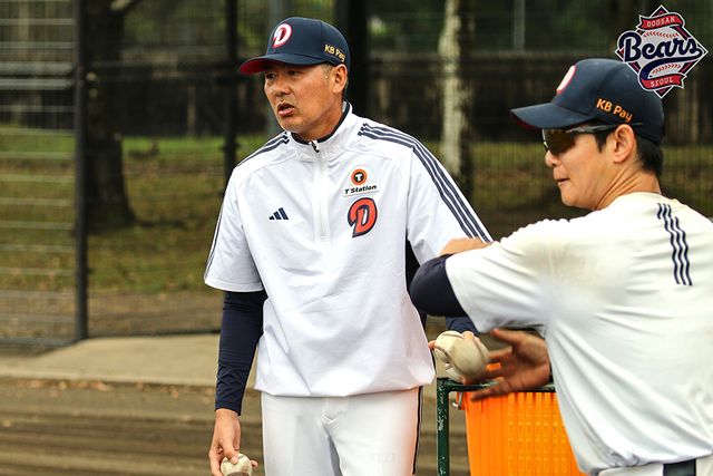김원형 감독이 '디펜스 데이'를 진행하고 있다. /두산 베어스 제공