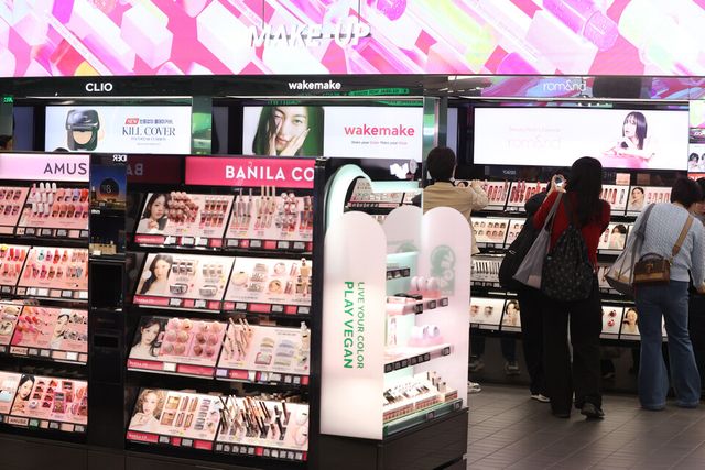 국내 식품업체들이 저마다 수익성이 높은 뷰티(Beauty) 시장으로 눈을 돌리고 있다. 사진은 서울의 한 매장에서 제품을 둘러보는 고객의 모습./연합뉴스.