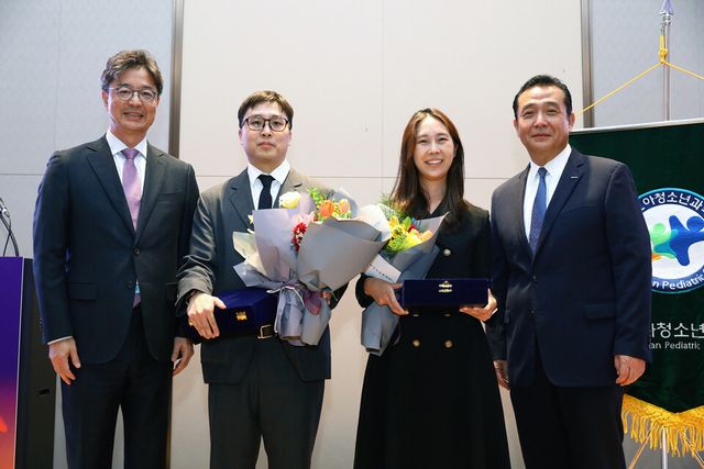 6일 열린 ‘2025&nbsp;두산연강 소아청소년과 학술상’ 시상식에서 참석자들이 기념촬영을 하고 있다. (왼쪽부터) 김한석 대한소아청소년과학회 이사장,&nbsp;서은섭 지니너스 책임연구원,&nbsp;이다혜&nbsp; 중앙대학교병원 조교수,&nbsp;이원재 두산연강재단 대표./두산 그룹