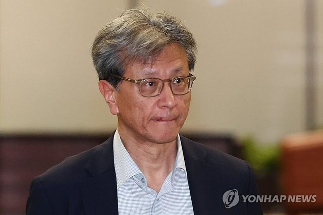 삼성전자 정현호 사업지원TF장(부회장)이 11일 오후 서울 강서구 서울김포비즈니스항공센터로 귀국하고 있다. / 연합뉴스