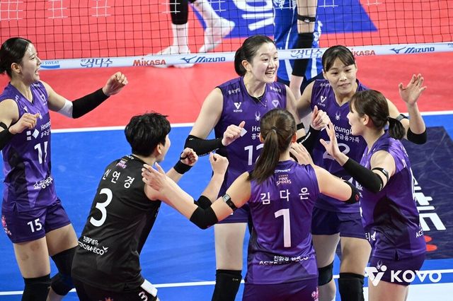 흥국생명 선수단이 둥글게 모여 이야기 나누고 있다. /KOVO 제공