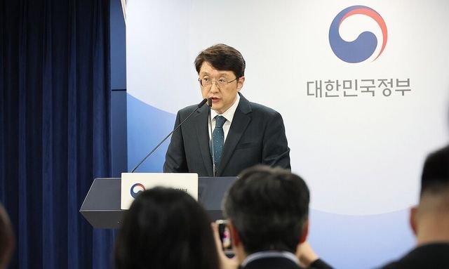 KT가 불법 팸토셀(소형 기지국)을 악용한 무단 소액결제 사고를 수습 중인 가운데&nbsp;지난해에도 악성코드 공격을 받고 이를 당국에 신고하지 않은 채 은폐한 사실이 뒤늦게 드러났다./KT