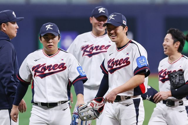 문현빈(왼쪽)과 박해민이&nbsp;외야 수비 훈련을 마치고 이동하고 있다. /연합뉴스