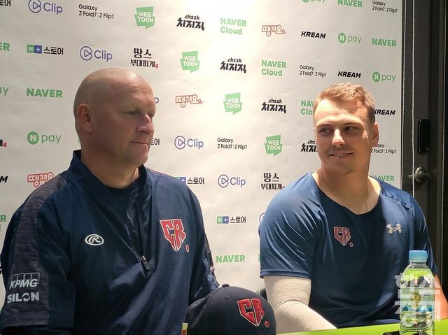 하딤 감독(왼쪽)과 주장 무지크가 기자회견을 앞두고 준비하고 있다. /신희재 기자