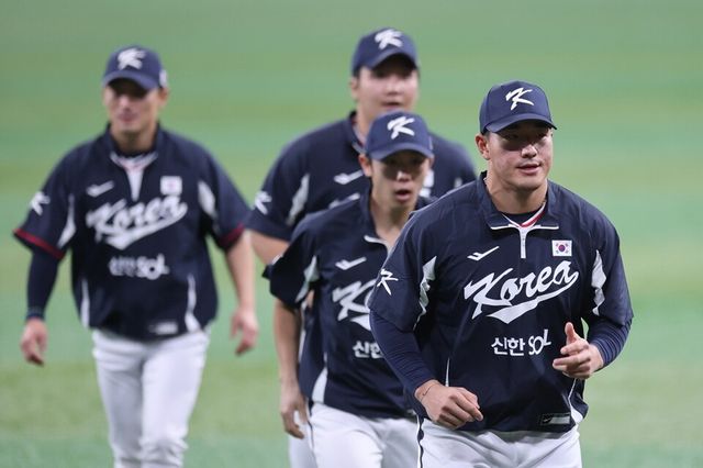 안현민(오른쪽)을 비롯한 대표팀 선수들이 훈련에 몰두하고 있다. /연합뉴스