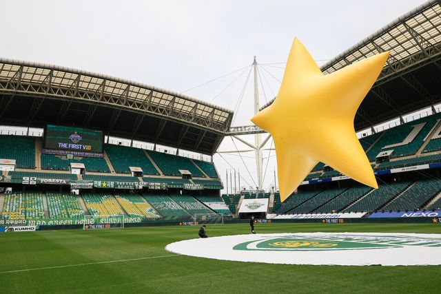 경기 전 전주월드컵경기장 중앙선 위에 설치된 10번째 우승을 의미하는 대형 별. /전북 현대 제공