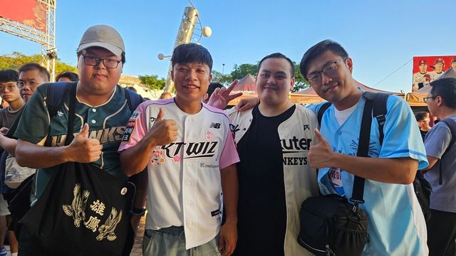 대만 현지팬들이 KT 유니폼을 입고 포즈를 취하고 있다. /KT 위즈 제공