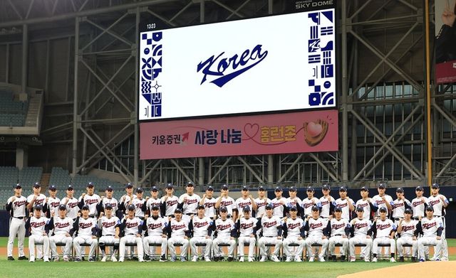 한국 야구대표팀 선수단이 훈련을 앞두고 단체 사진을 촬영하고 있다. /연합뉴스