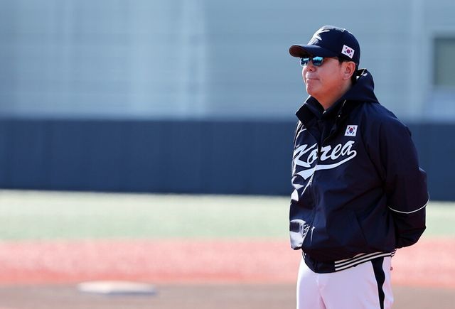 류지현 감독이 훈련을 지켜보고 있다. /연합뉴스