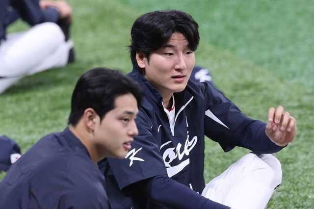 문동주(왼쪽)와 곽빈이 대표팀에 차출돼 훈련하고 있다. /연합뉴스